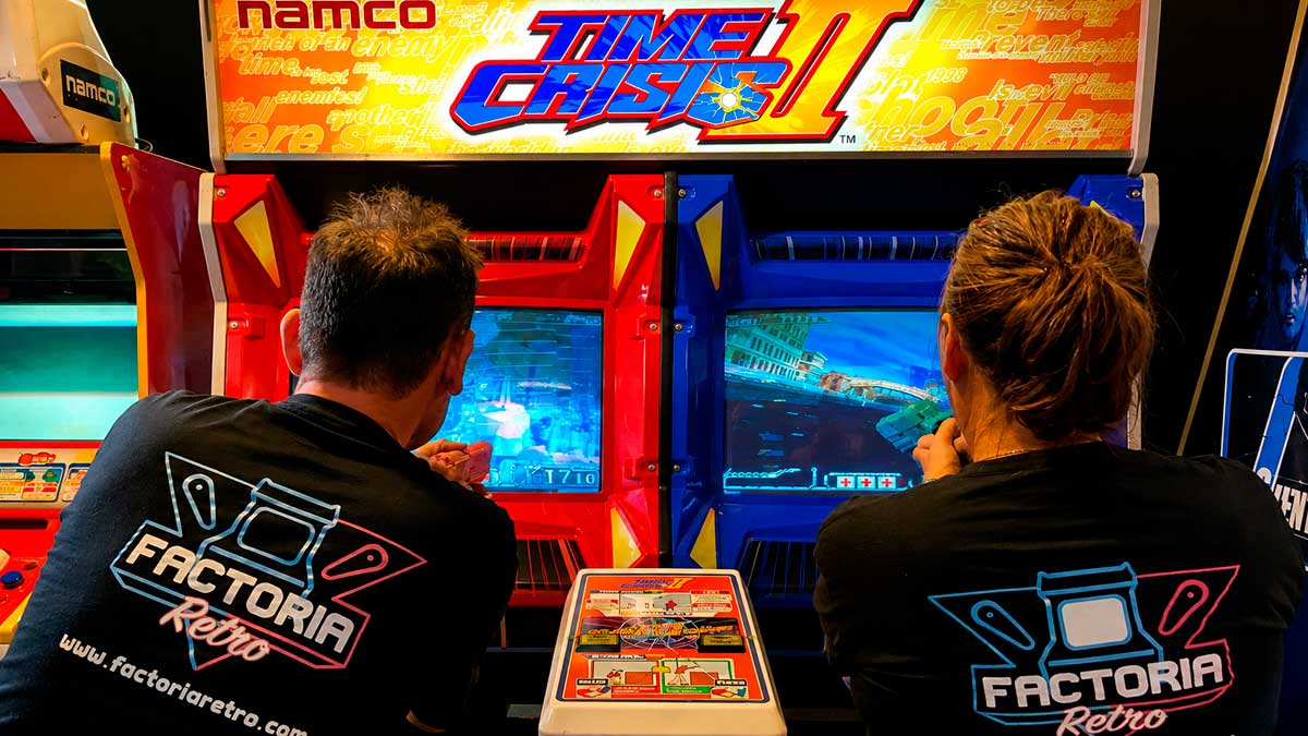 Máquinas arcade y videojuegos clásicos en el salón Factoría Retro de Alcorcón.