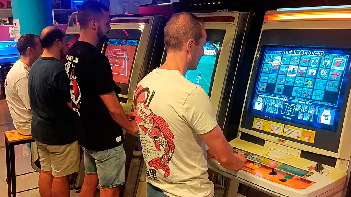Máquinas arcade y videojuegos clásicos en el salón Factoría Retro de Alcorcón.