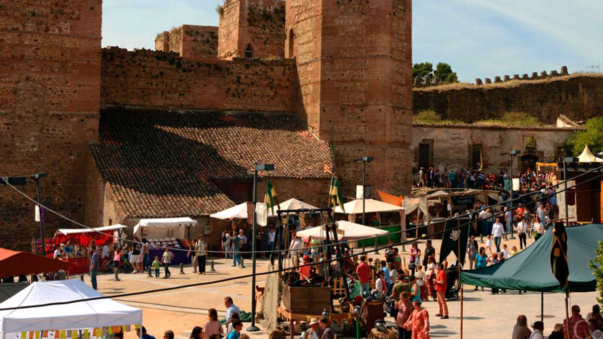 Feria Medieval de Buitrago del Lozoya con artistas y visitantes en el casco histórico.