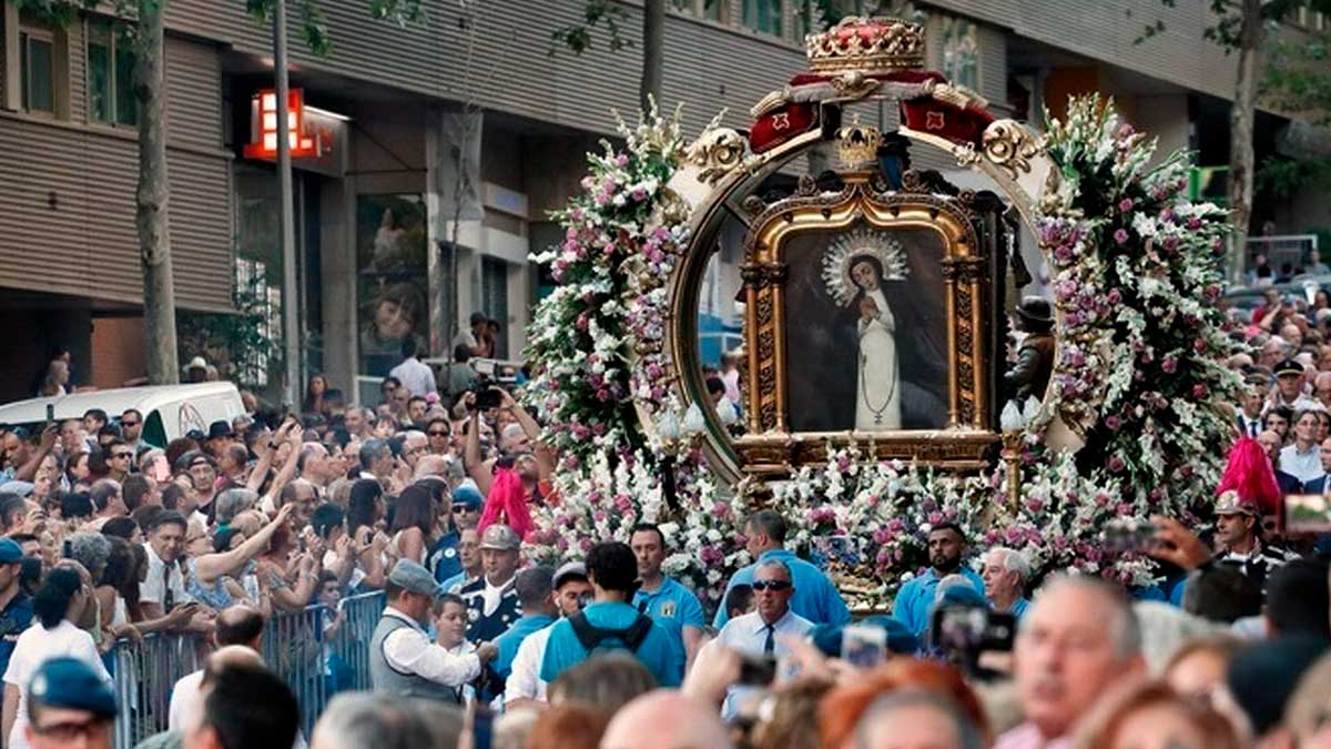Procesión de las fiestas de la Paloma en Madrid con multitud y corte de tráfico