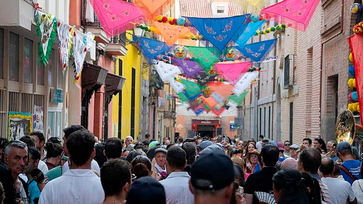 Fiestas de San Cayetano en Madrid con calles decoradas y multitud de personas celebrando