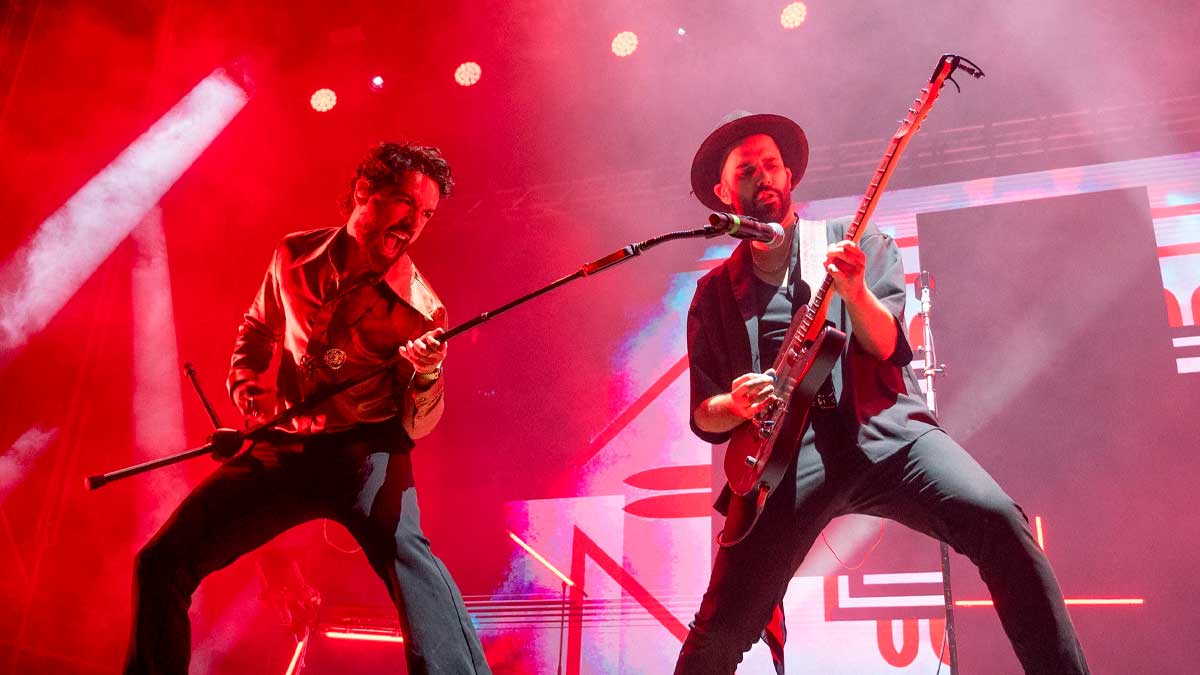 Concierto gratuito en las fiestas patronales de Madrid con músicos tocando en el escenario