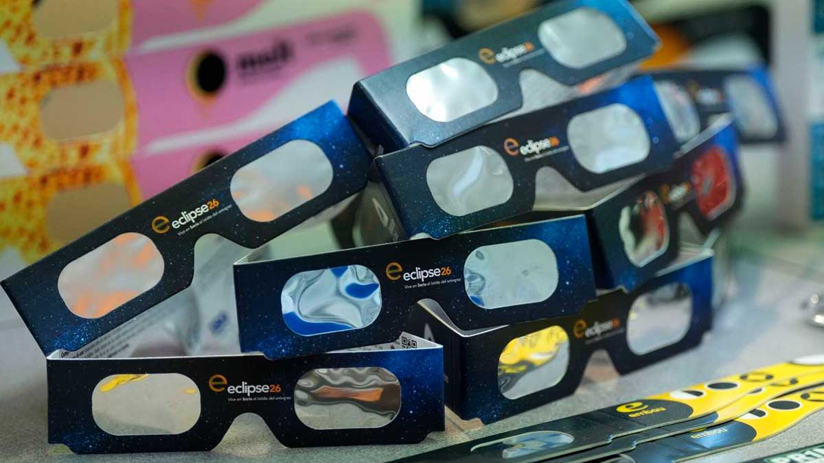 Gafas para el eclipse 2026 apiladas sobre una mesa