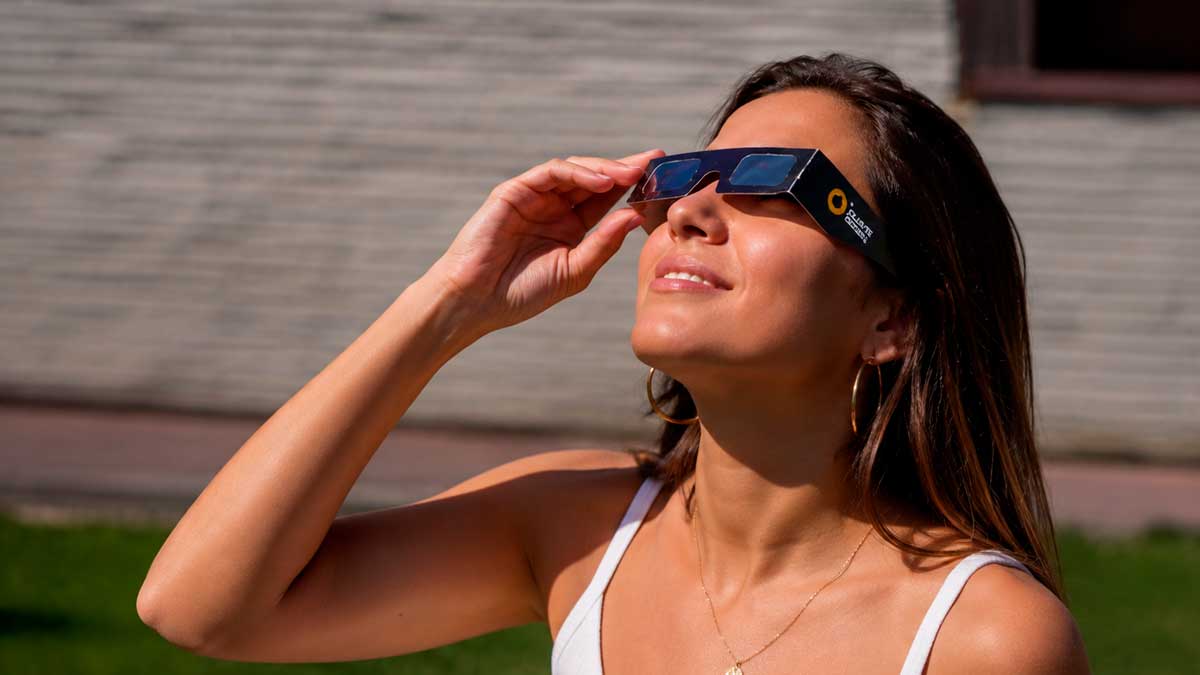 Mujer observa el eclipse solar con gafas de protección en Madrid