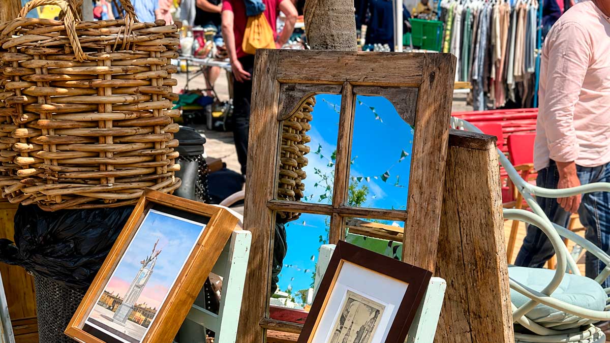 Gran Desembalaje de Las Rozas con objetos vintage y espejos en un mercadillo al aire libre
