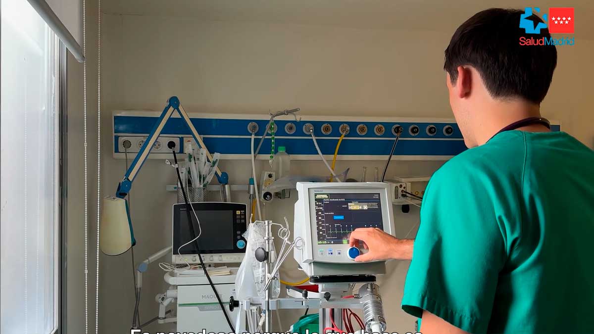 Profesional sanitario utilizando la nueva tecnología de asistencia cardiopulmonar en el Hospital La Paz