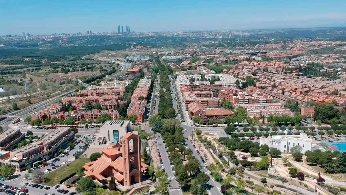 Vista aérea de Pozuelo de Alarcón, destacando zonas residenciales y urbanas, IBI mínimo legal