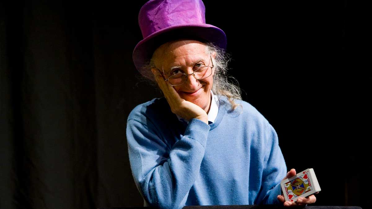 Juan Tamariz durante una actuación de magia con cartas en Madrid