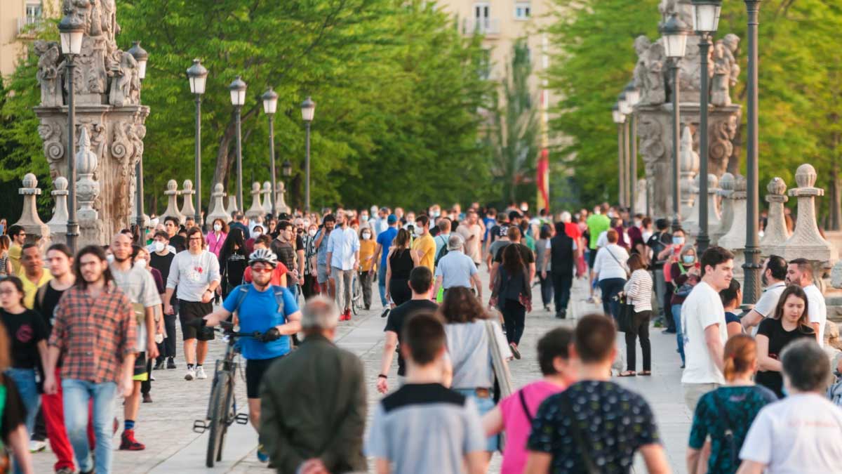 Personas paseando en una zona azul, ejemplo de longevidad sin gimnasio ni rutinas extremas