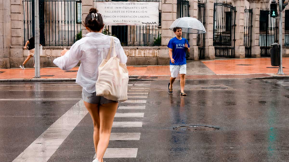 Peatones con paraguas durante una jornada de lluvia en Madrid.