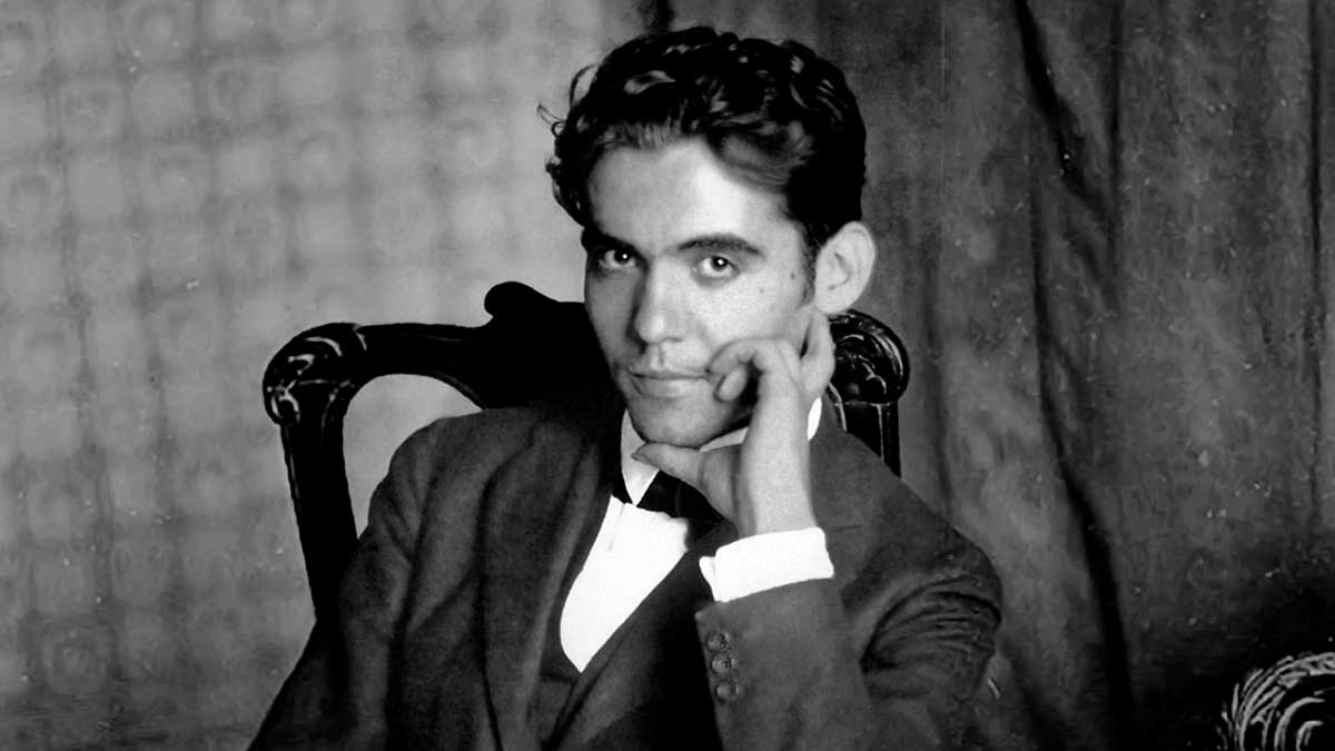 Retrato en blanco y negro de Federico García Lorca sentado en una silla