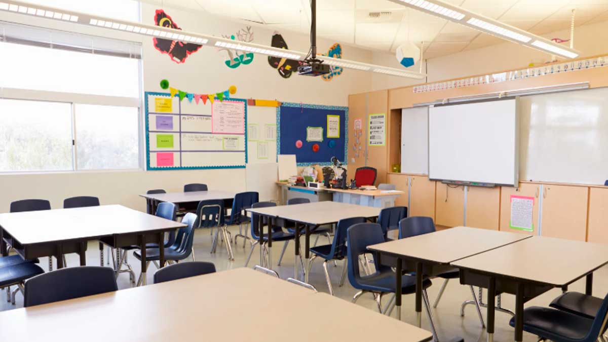 Aula vacía de FP en Madrid tras los incendios, lista para la matriculación