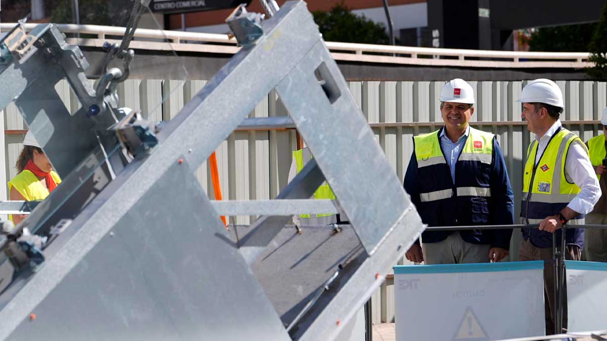 Instalación de las nuevas escaleras mecánicas en la estación de Metro de Estrella.