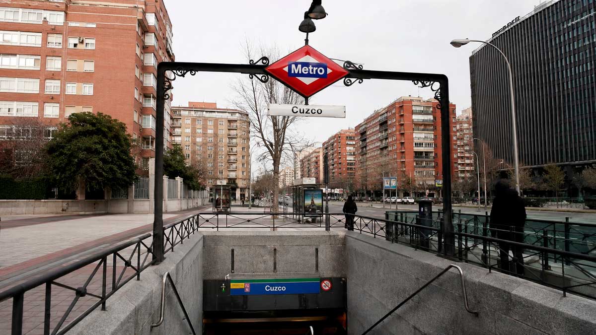 Acceso a la estación de Cuzco de la Línea 10 de Metro de Madrid.