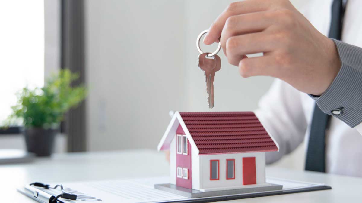 Entrega de llaves de una vivienda en Madrid, requisitos para comprar la primera vivienda