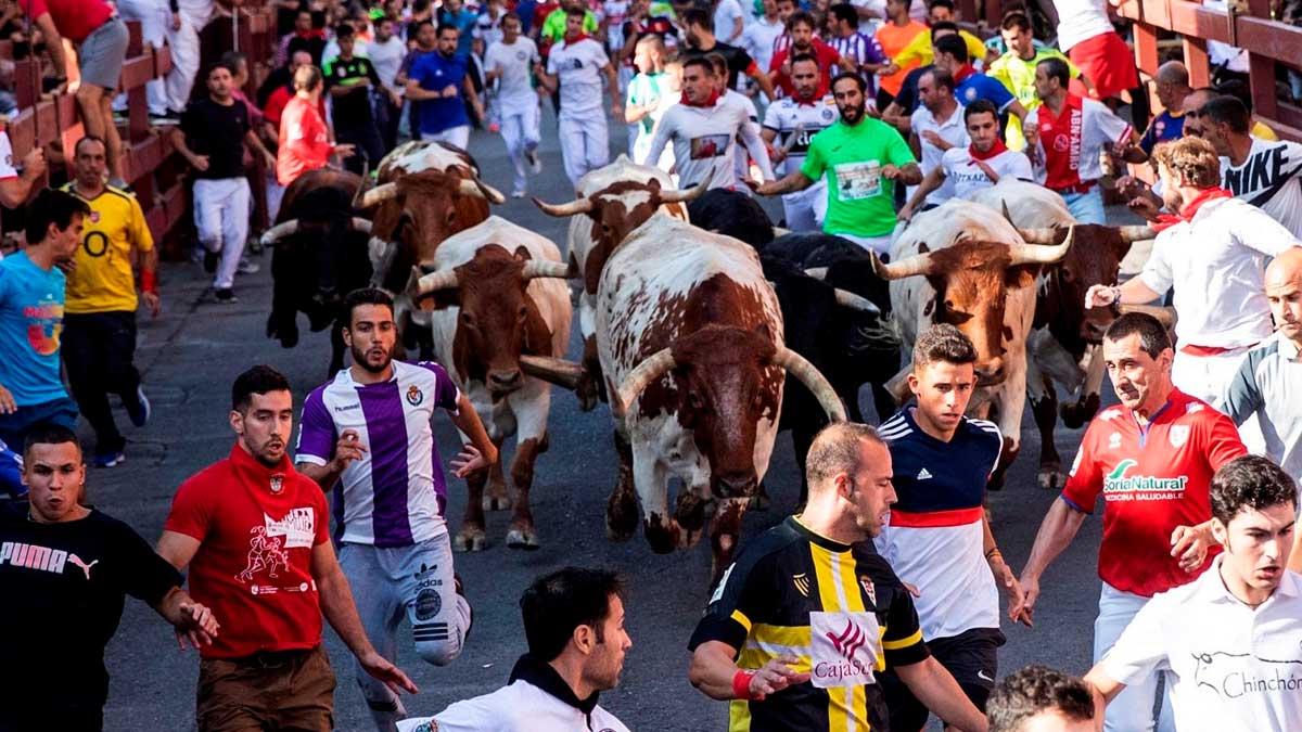 Participantes corren junto a toros en los encierros de San Sebastián de los Reyes 2026