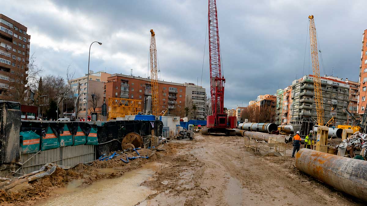 Obras del intercambiador de Conde de Casal junto a la A-3 en Madrid.