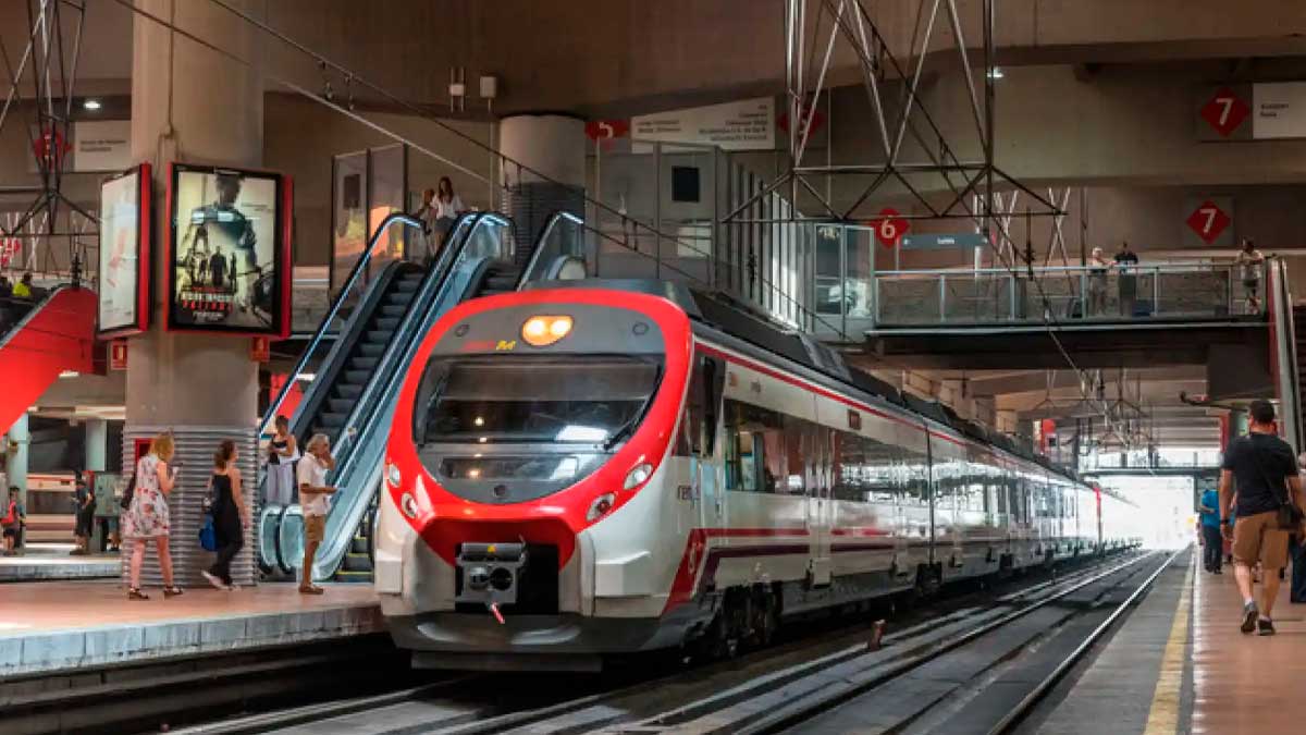 Tren de Cercanías en la estación de Atocha durante las obras de agosto