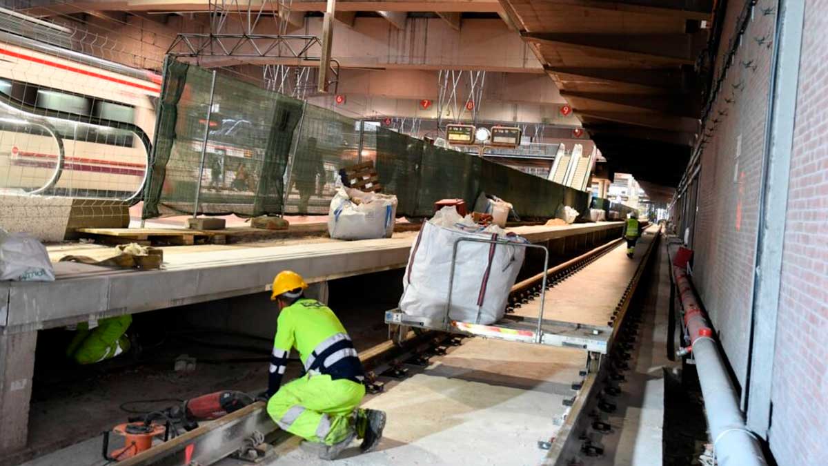 Obras en Atocha con operarios trabajando en las vías de Cercanías Madrid