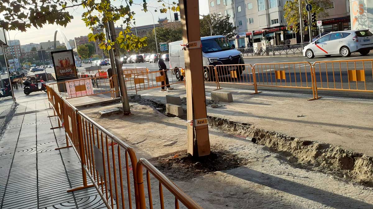 Obras en la calle de Alcalá de Madrid entre Cibeles y la Puerta de Alcalá.
