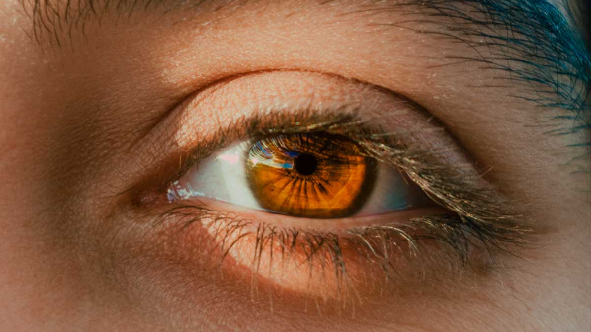 Ojo humano reflejando el eclipse solar de 2026