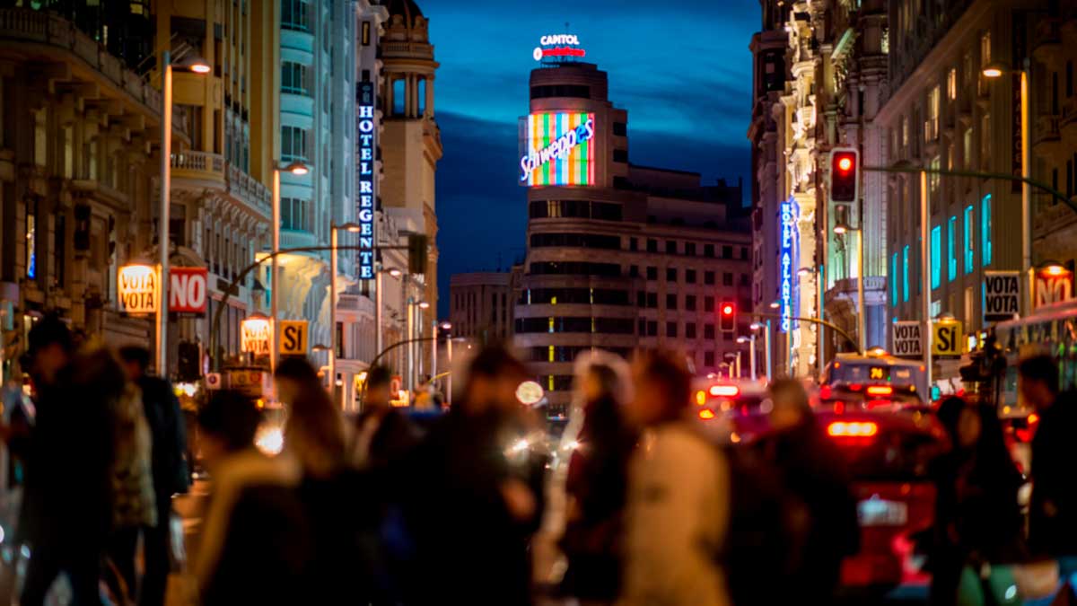 Ocio nocturno en Madrid con turistas y luces en la Gran Vía