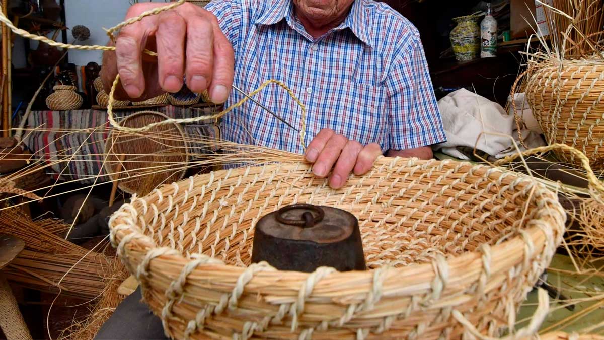Artesano madrileño tejiendo una cesta tradicional, ejemplo de oficios desaparecidos