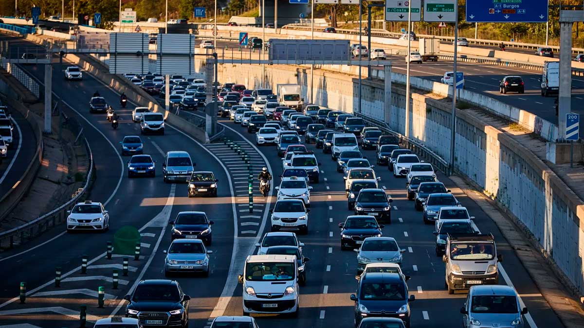 Operación especial de tráfico en Madrid con gran atasco en el puente de agosto