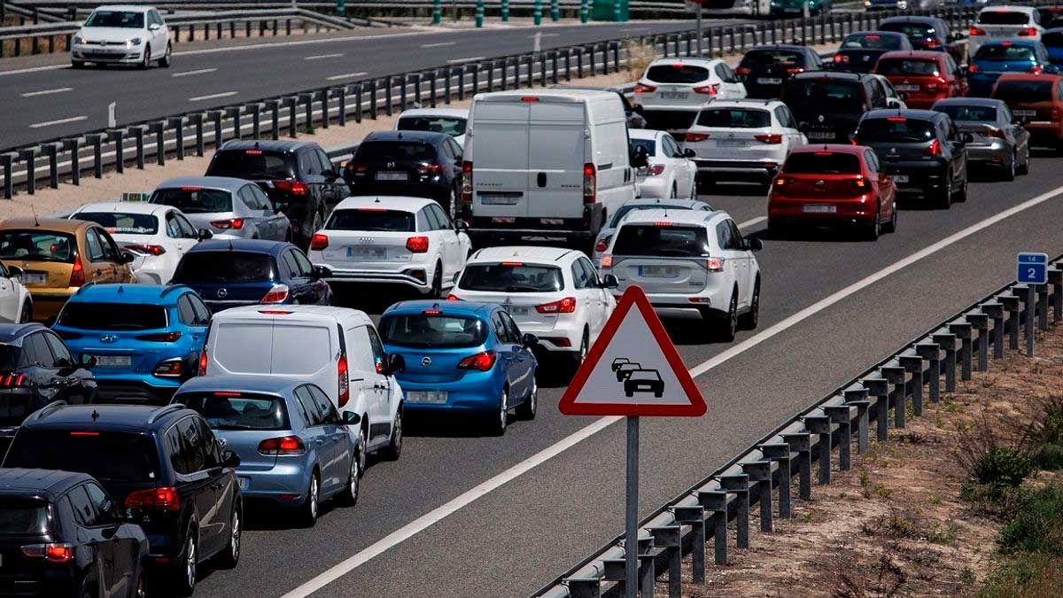Tráfico intenso en una autovía de acceso a Madrid durante la operación retorno de agosto de 2026.