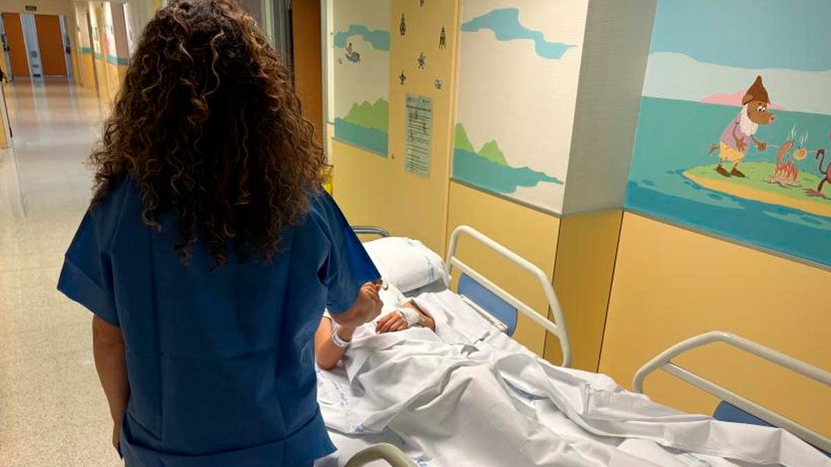 Padres en quirófano acompañando a un niño para reducir la ansiedad infantil