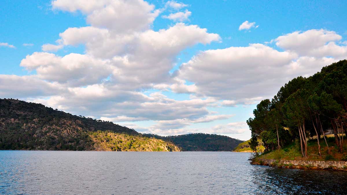Pantano de San Juan con agua apta y paisaje natural tras el incendio