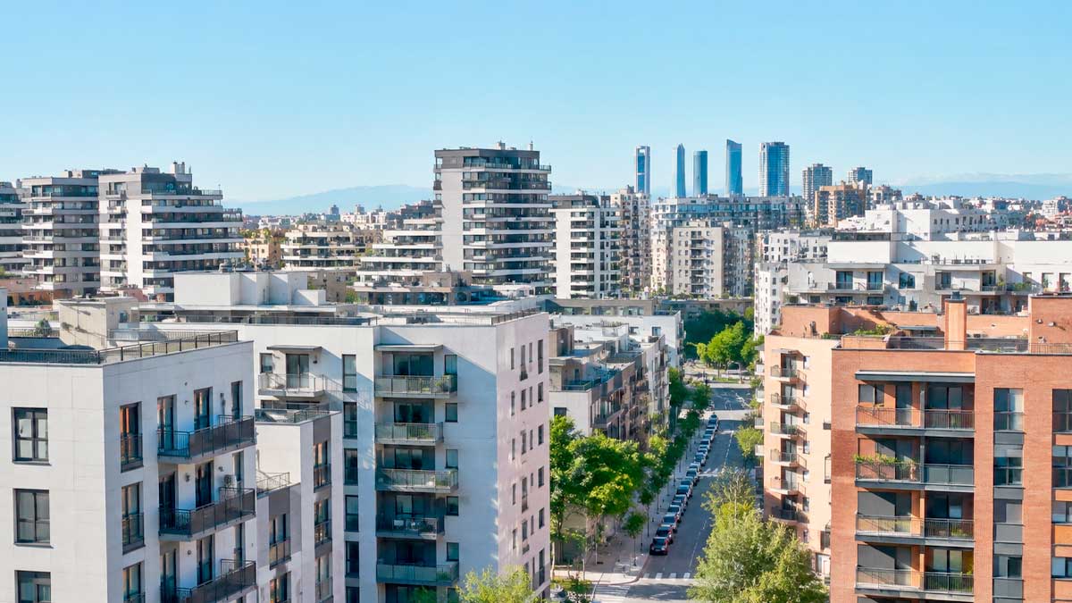 Edificios residenciales en Madrid ante la subida prevista del precio de la vivienda en 2026.