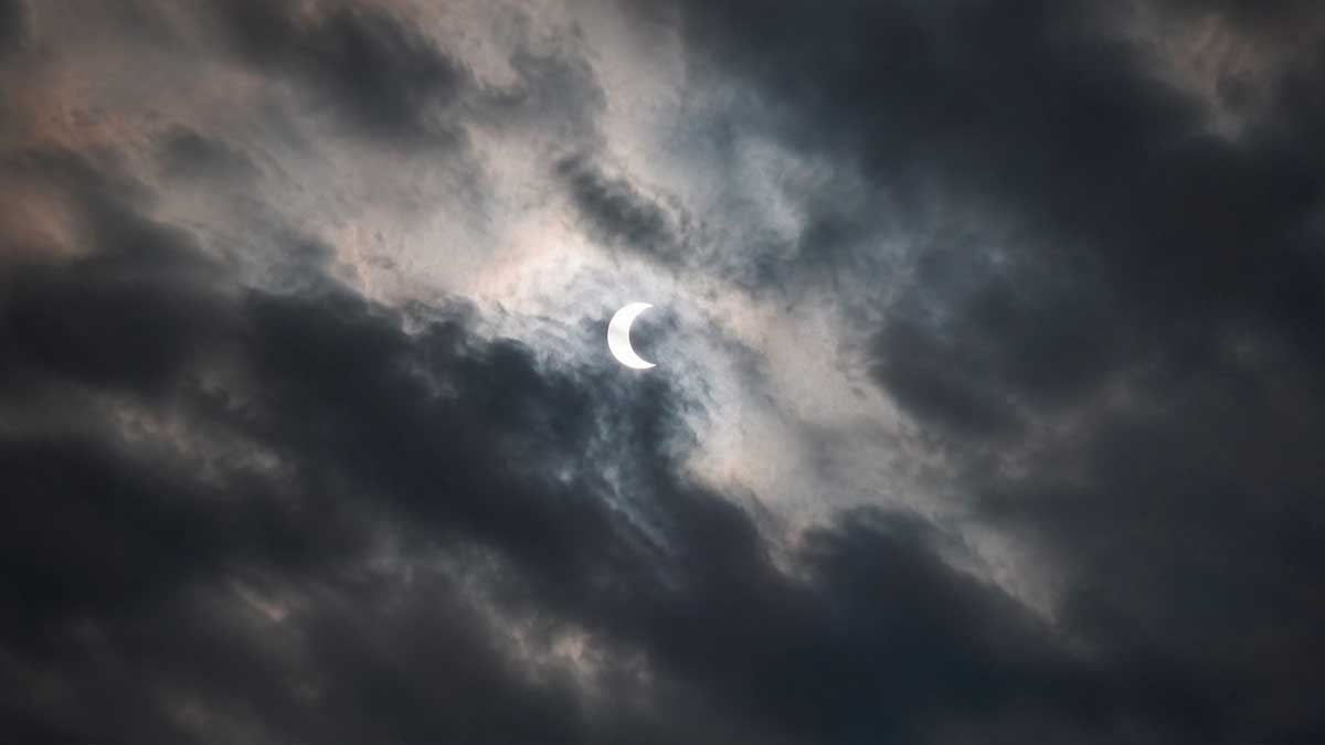 Eclipse solar parcialmente cubierto por nubes el 12 de agosto de 2026