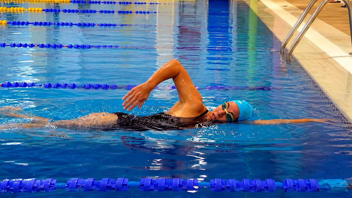Nadadora profesional entrenando en piscina cubierta en Madrid, profesiones del deporte
