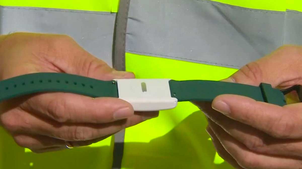 Pulsera contra el calor para trabajadores al aire libre sostenida por una persona