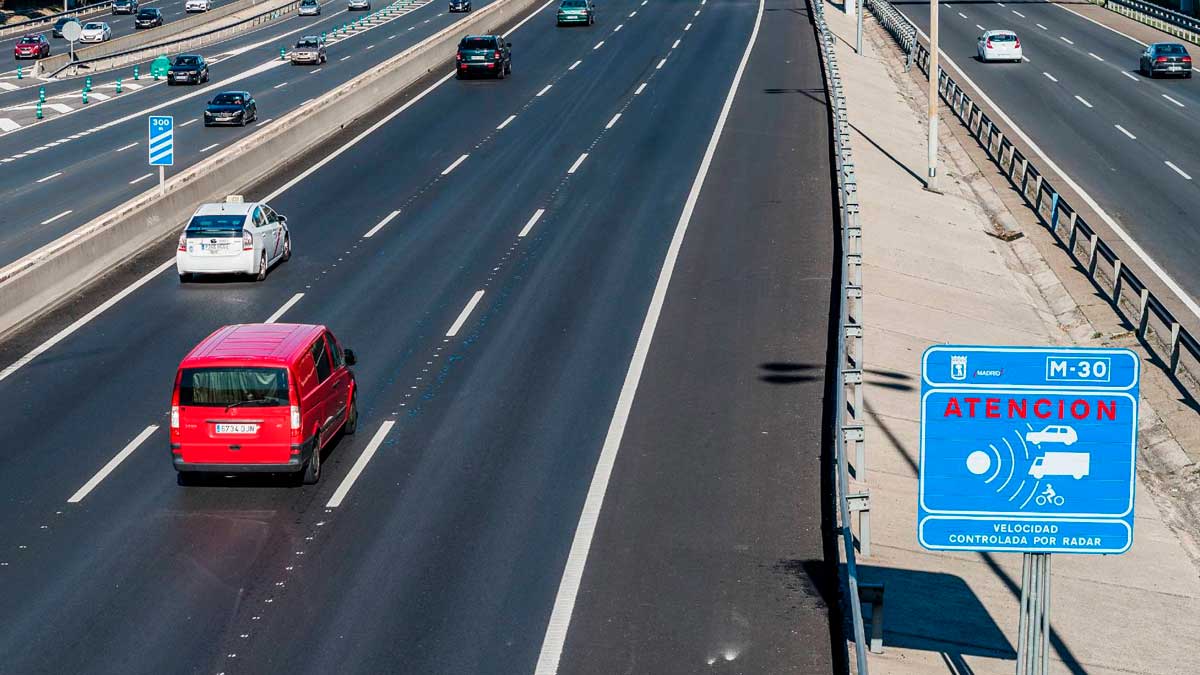 Radares de la DGT en la M-30 controlando velocidad de vehículos