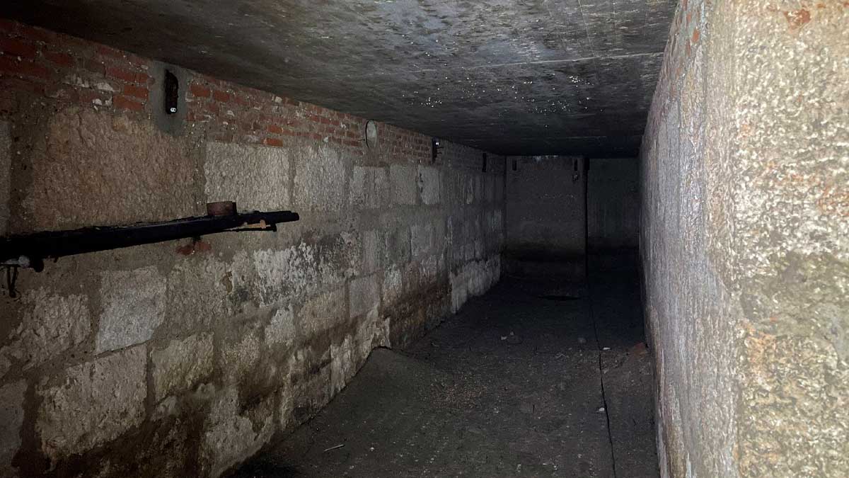 Refugio antiaéreo de Alcalá restaurado con muros de piedra y techo de hormigón
