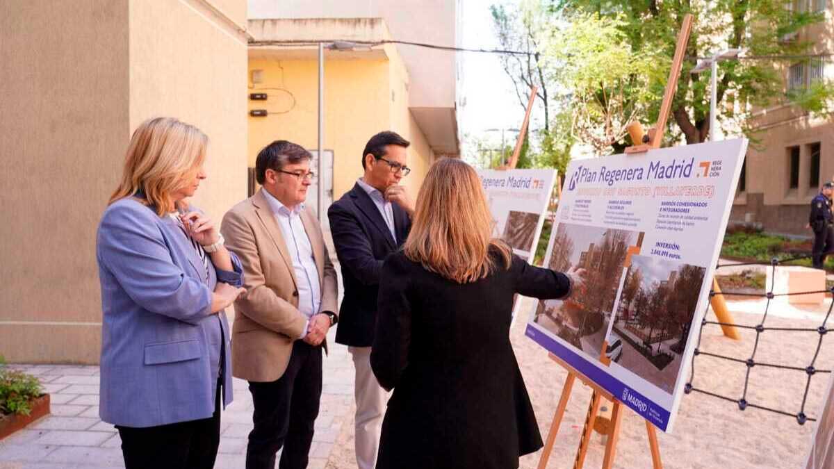 Autoridades revisan paneles del Plan Regenera Madrid en Moratalaz para la rehabilitación de viviendas