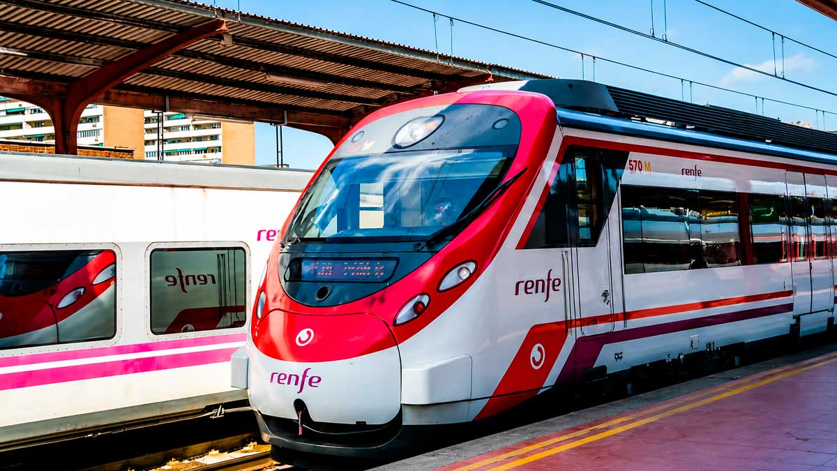 Tren de Cercanías Madrid en la estación tras retrasos por robo de cable en el Henares