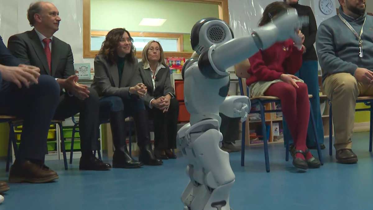Robot Robic interactuando con alumnos y profesores en colegio madrileño de educación especial