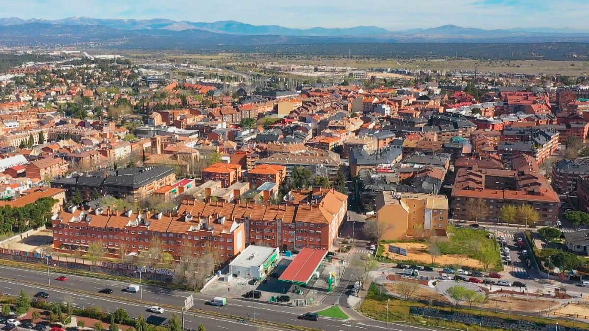 Vista aérea de Las Rozas donde se implementan sensores IoT para analizar la movilidad urbana hasta 2027