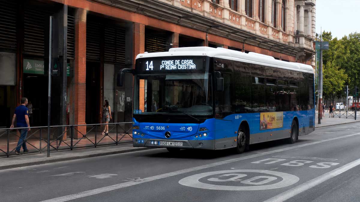 Autobús de EMT Madrid circulando por el entorno de la estación de Atocha.