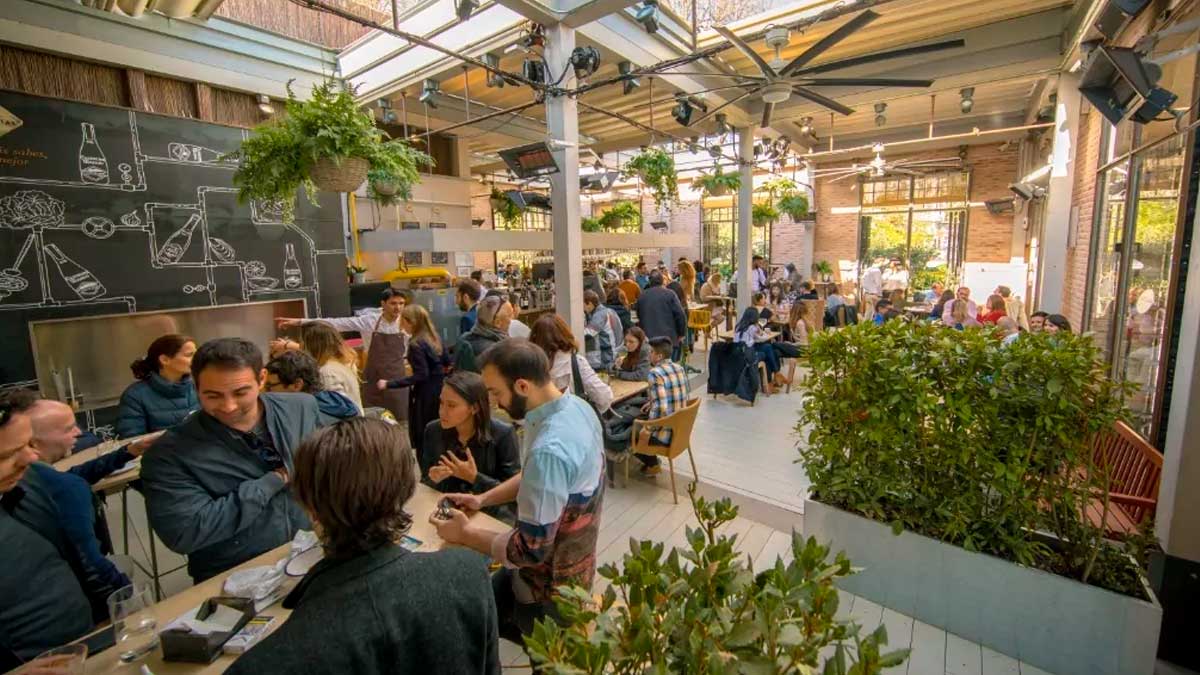 Ambiente de tardeo en Madrid en un local hostelero lleno de gente