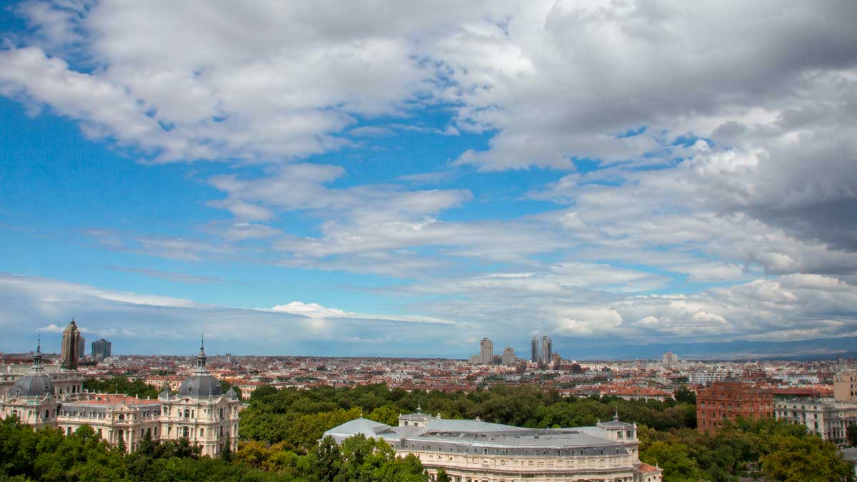 Cielo parcialmente nuboso sobre Madrid durante una jornada de verano.