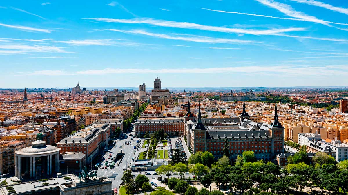 Cielo despejado sobre Madrid durante una jornada de calor a finales de agosto.