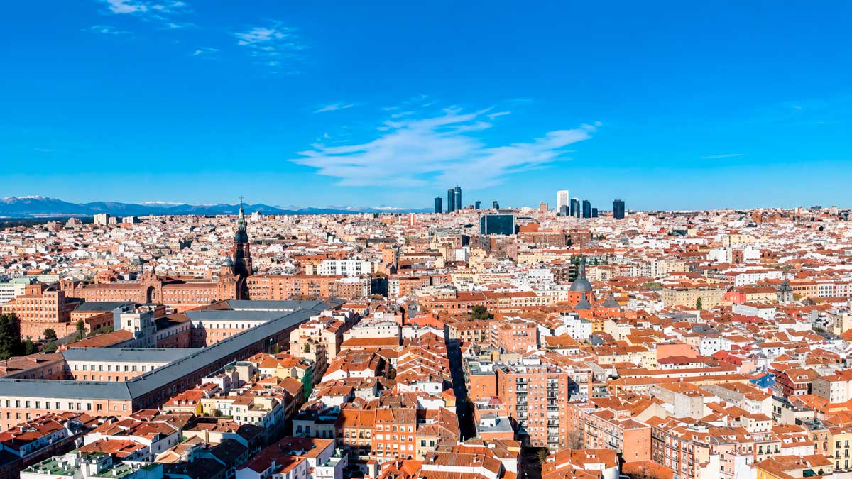 Cielo con nubosidad variable sobre Madrid durante una jornada de verano.