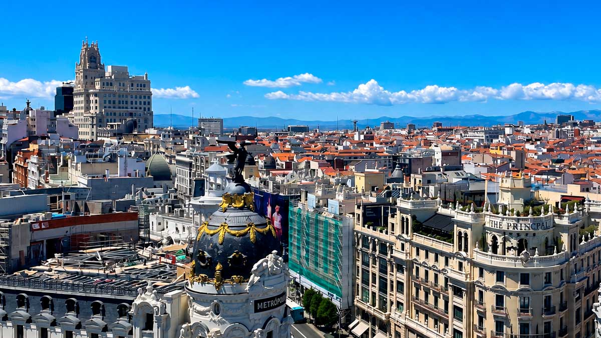Madrid bajo un cielo despejado durante una jornada de verano