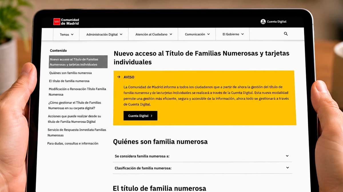 Persona consulta el título de familia numerosa de la Comunidad de Madrid desde una tablet.