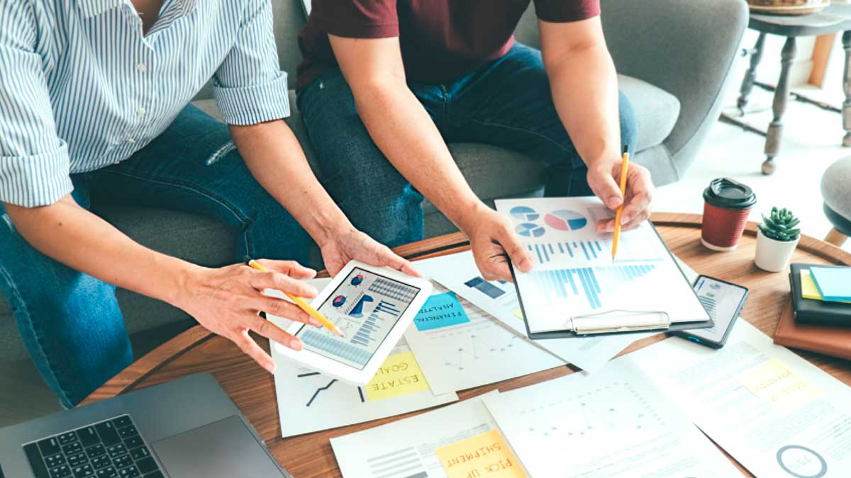 Personas analizan gráficos y datos en una reunión sobre startups madrileñas para Top101 Spain Up Nation