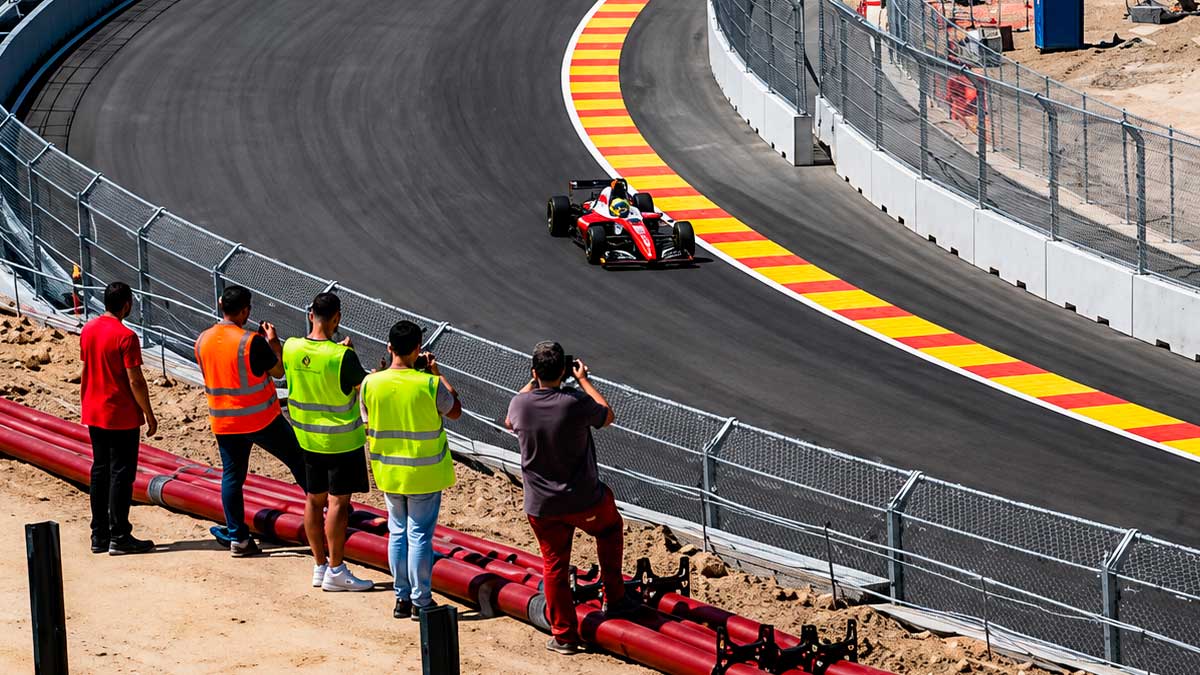 Personal de Adecco supervisa pruebas de F1 en Madrid para trabajo en septiembre
